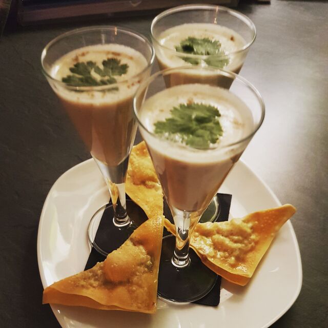 CÓCTEL TOM KHA Y PASTA CRUJIENTE WONTON