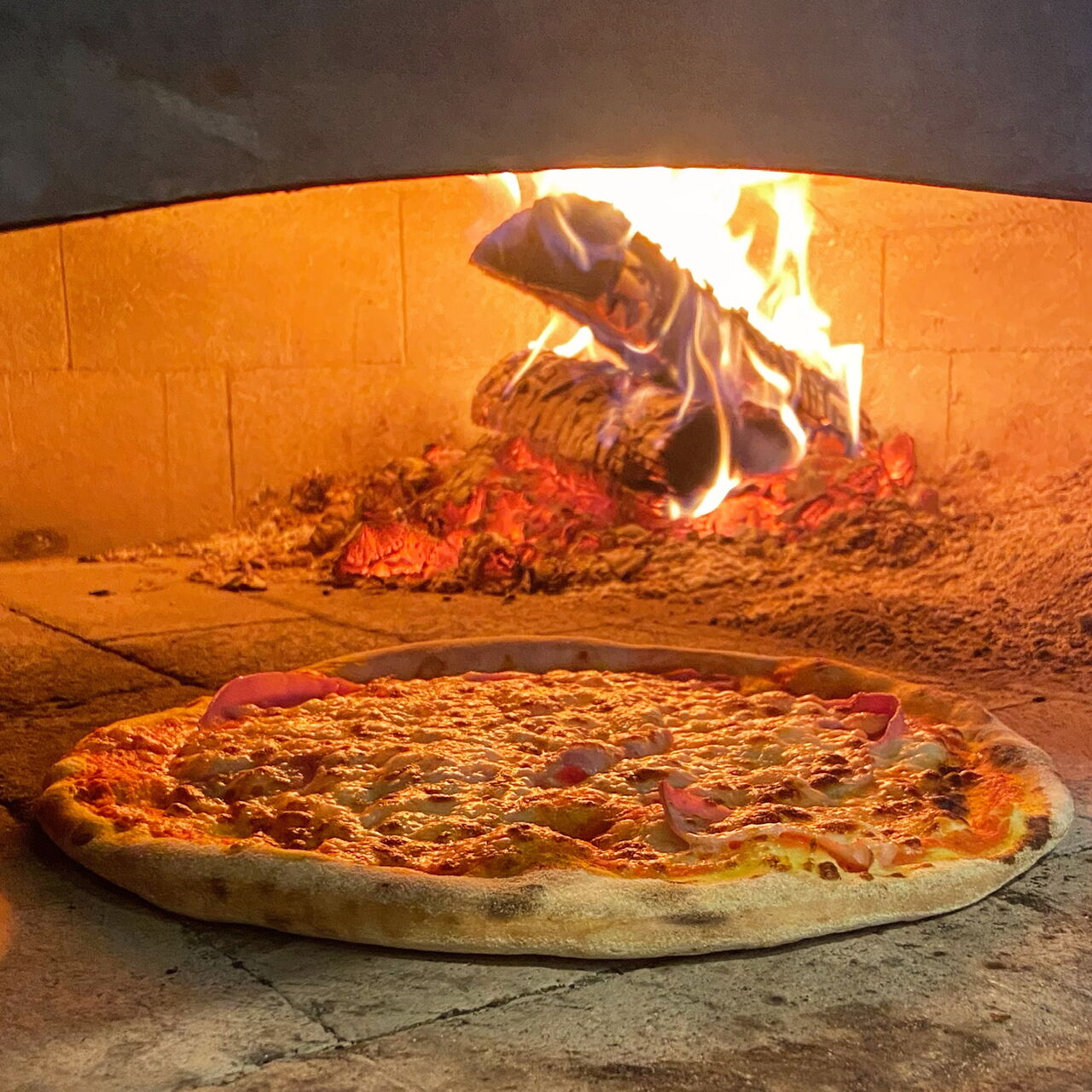 Unser Steinofen wird mit Buchenholz befeuert damit Ihre Pizza noch besser schmeckt 