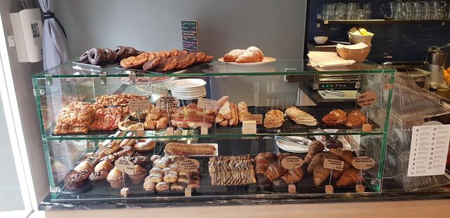 Vitrina con bolleria y bocadillos 