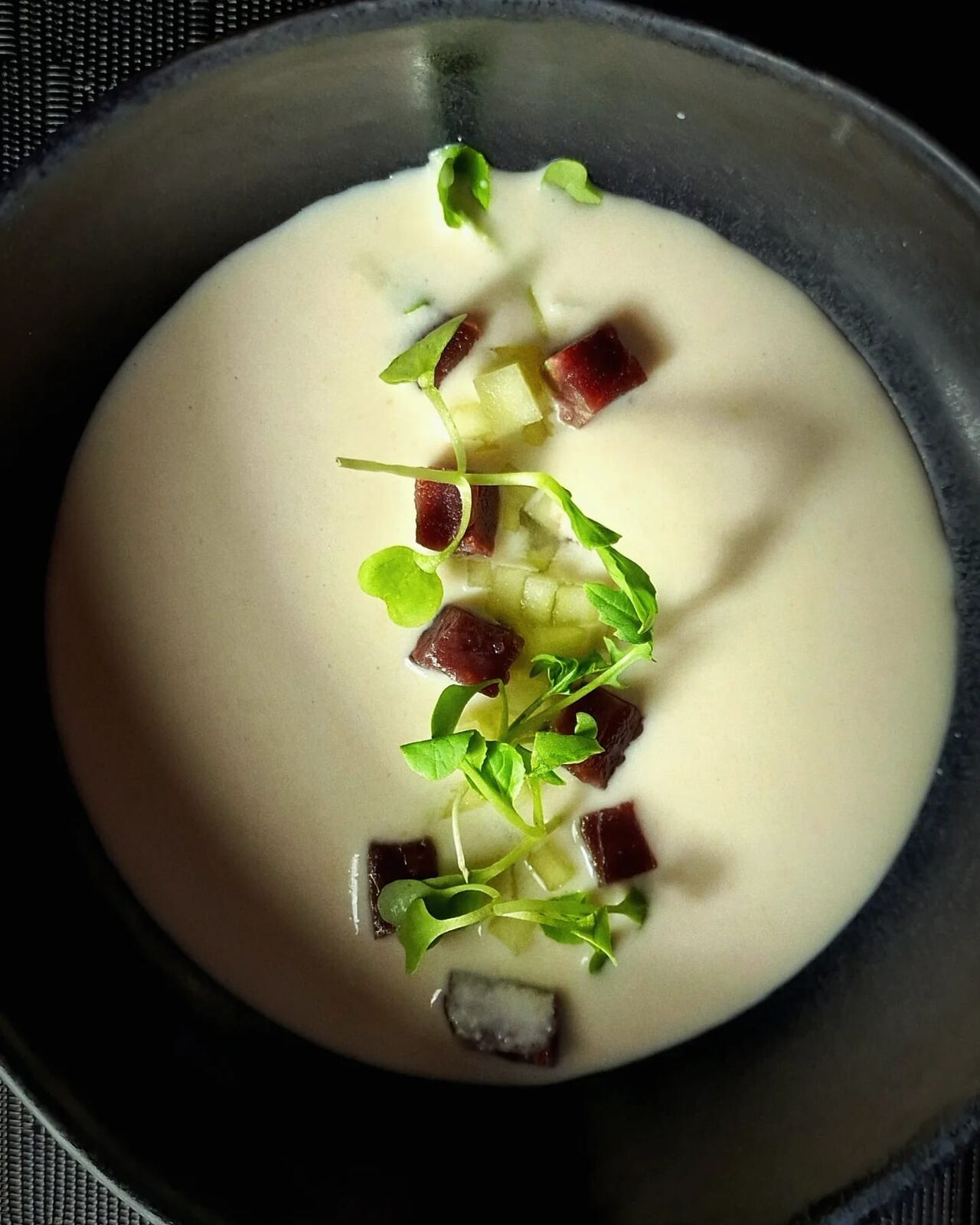 Ajoblanco de lichi con manzana y atún curado 