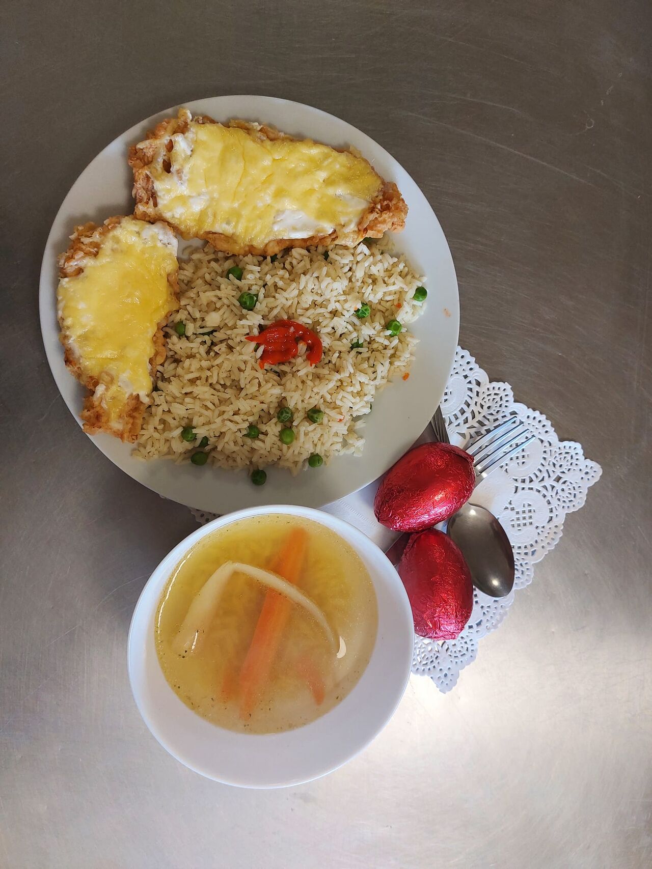 Napi menü: Csont leves, sajtos-tejfölös csirkemell, rizibizi