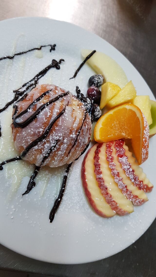 Gefrituurde ijs met fruit en zoete dressing 