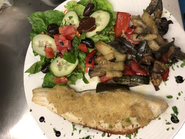 Zanderfilet mit Gemüse und Salat