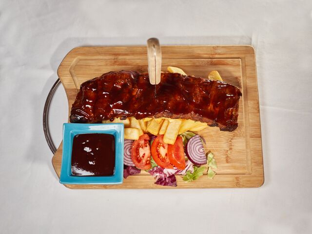 Coaste de porc marinate cu cartofi prajiti si sos BBQ