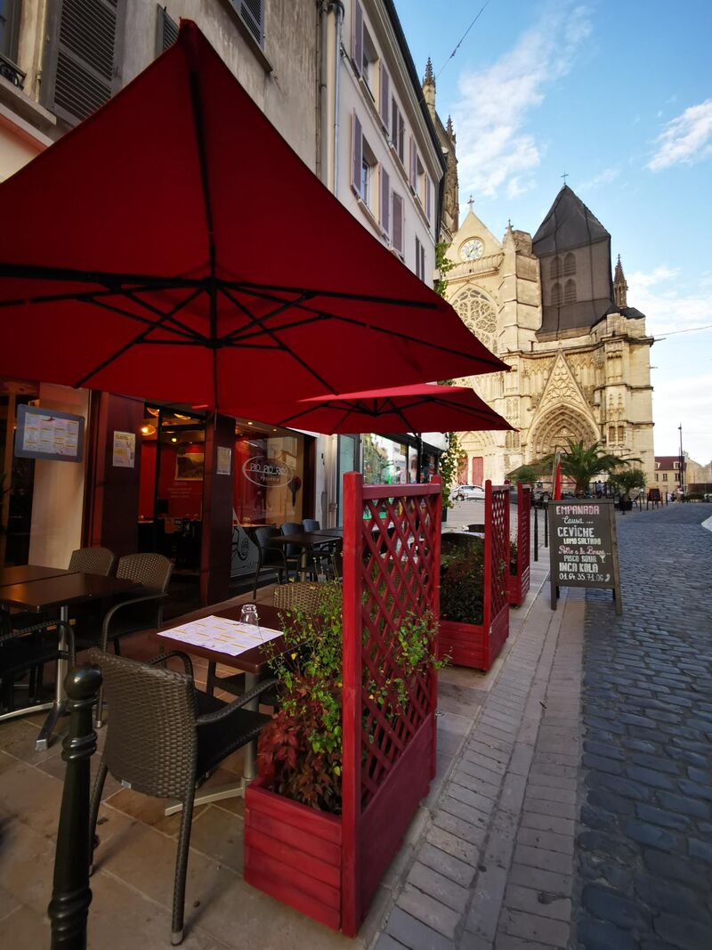 Au pied de la cathédrale de Meaux, vous pourrez profiter de notre terrasse estivale ! Attention les places sont limitées ...