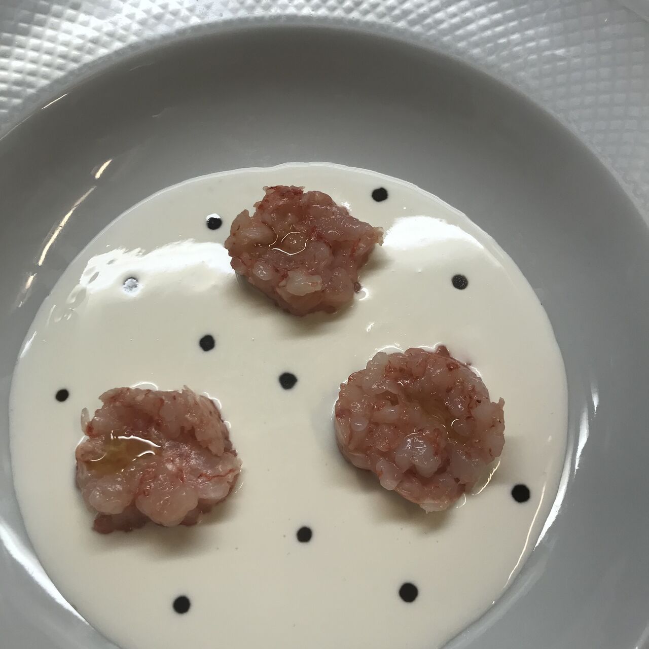 Tartare di gambero rosso di Mazara su crema di burrata e gocce di saba