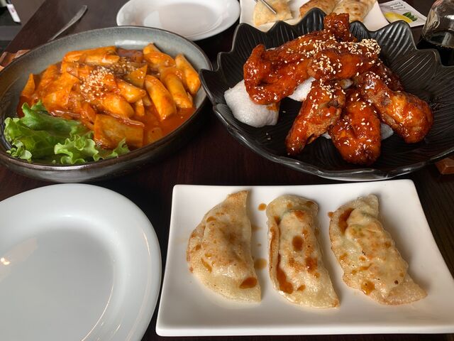 Street food comme à Seoul : Raviolis, poulet frit à la sauce piquante et Tteok-bokki