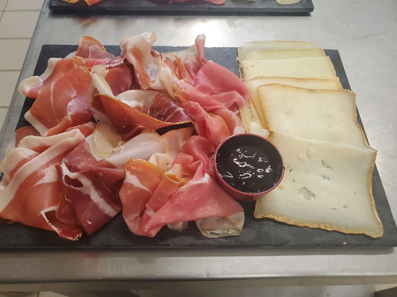 Planche de jambon et fromages fermiers 