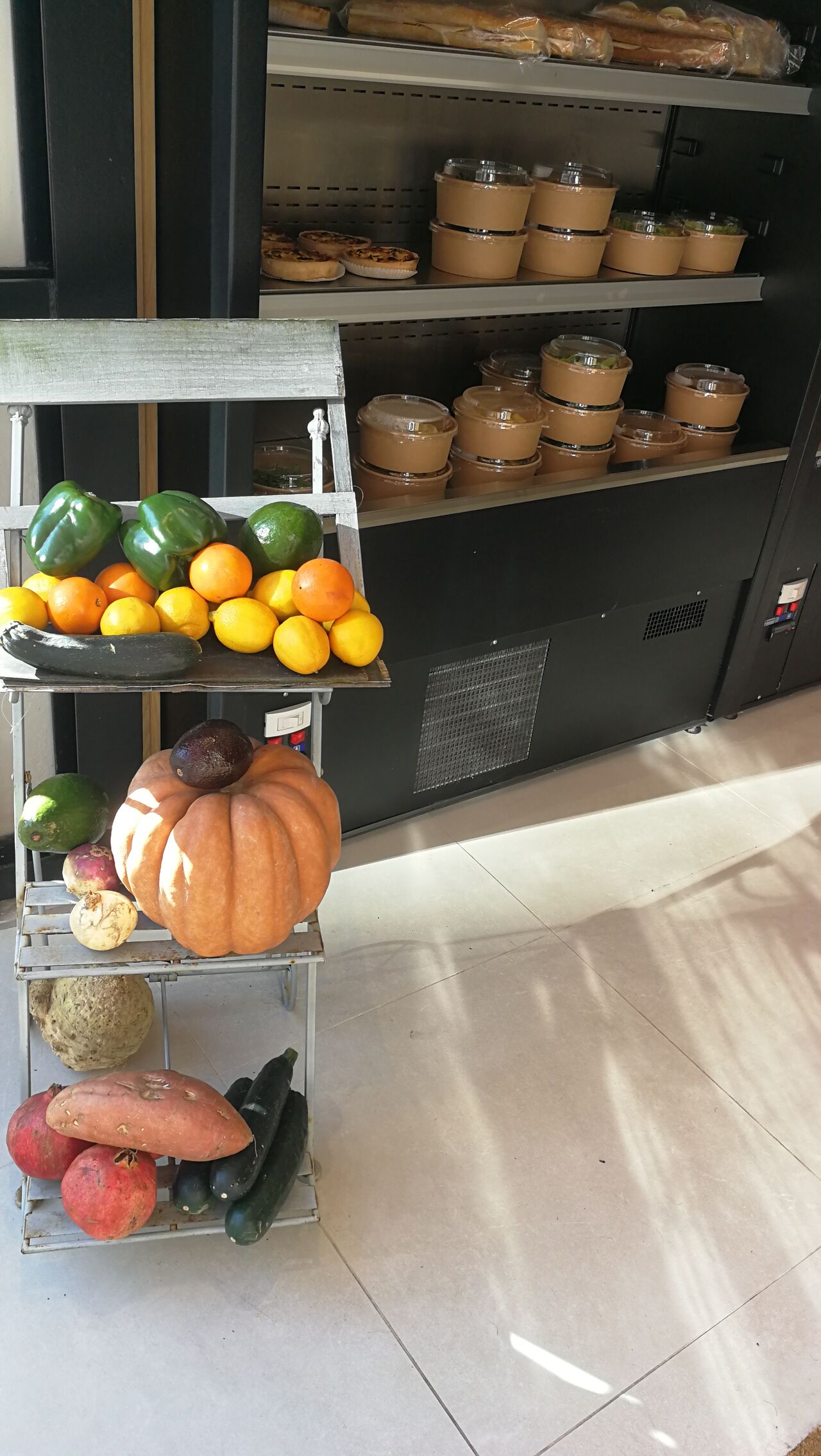 Plats du jours, sandwichs et desserts préparés pour vous. 