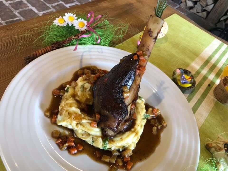 Jehněčí kolínko, bramborová kaše s mátou, zeleninový jus