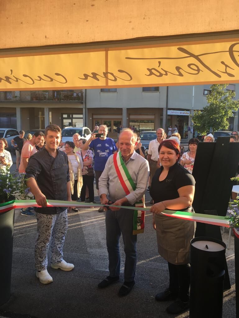 Il sindaco, tra Rosa e Gian, taglia il nastro