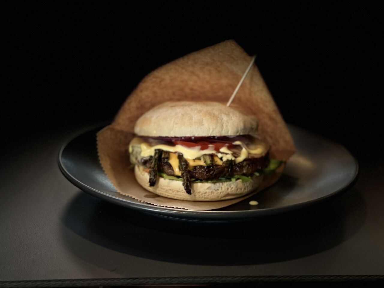 Spargel-Burger
mit Krustenbraten und Grünländer Käse