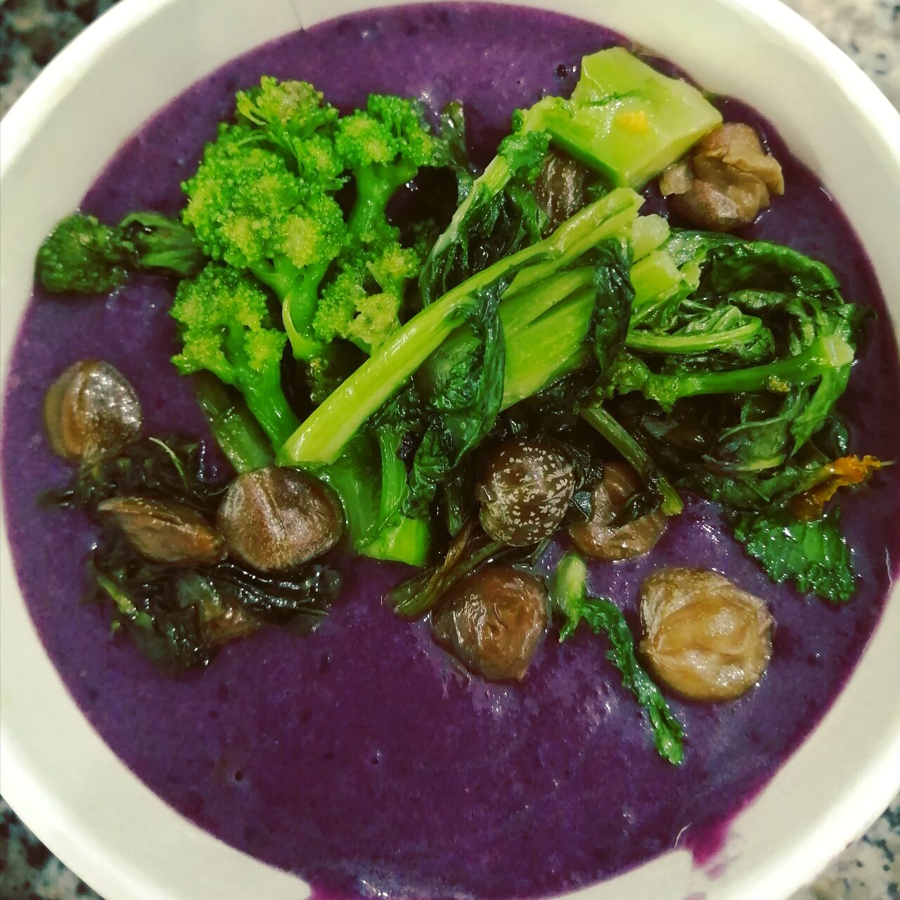 Zuppa di patate e carote viola con cavolo nero e capperi