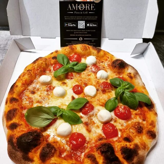 Pizza mit Kirschtomaten und Babymozzarella