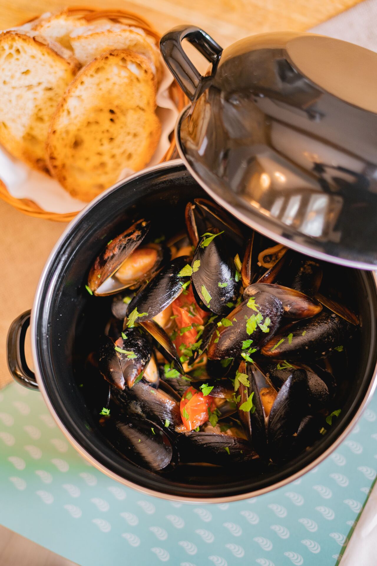 SOUTÉ di COZZE con PANE ABBRUSTOLITO