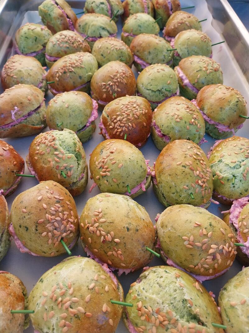 Mini-sandwich végétariens au chou, pomme, cranberry, fromage frais, mayonnaise légère