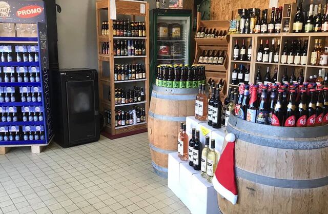 Bières et Vins à votre disposition. Possibilité de confection de paniers et coffrets surplace.