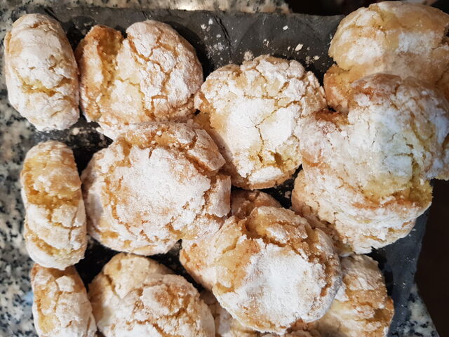 GHRIBA SEMOULE
SEMOULE,NOIX DE COCO,HUILE,FLEUR D'ORANGER
1,00/PIECE
20 EUROS LE KILO SUR COMMANDE