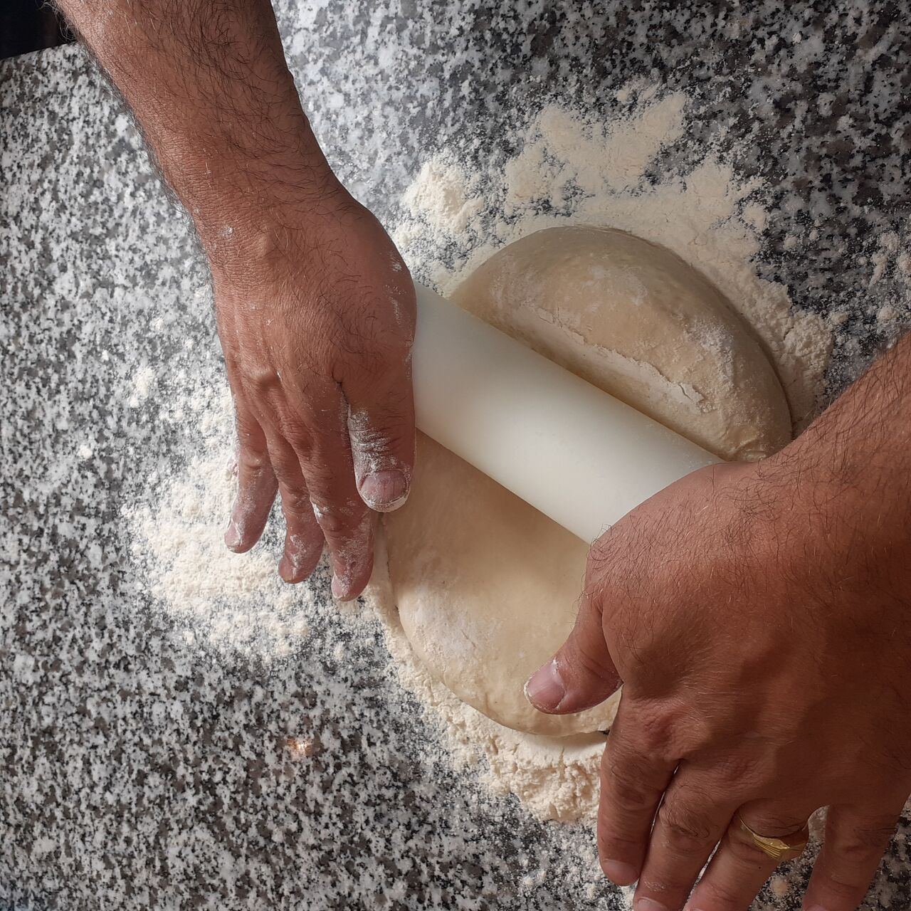 Pétries et façonnées à la main, ces pizzas artisanales vous feront succomber. 