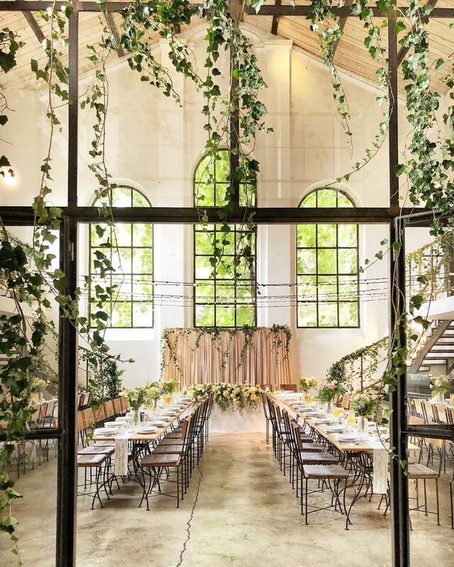 Duża sala - aranżacja na przyjęcie - widok z zewnątrz.