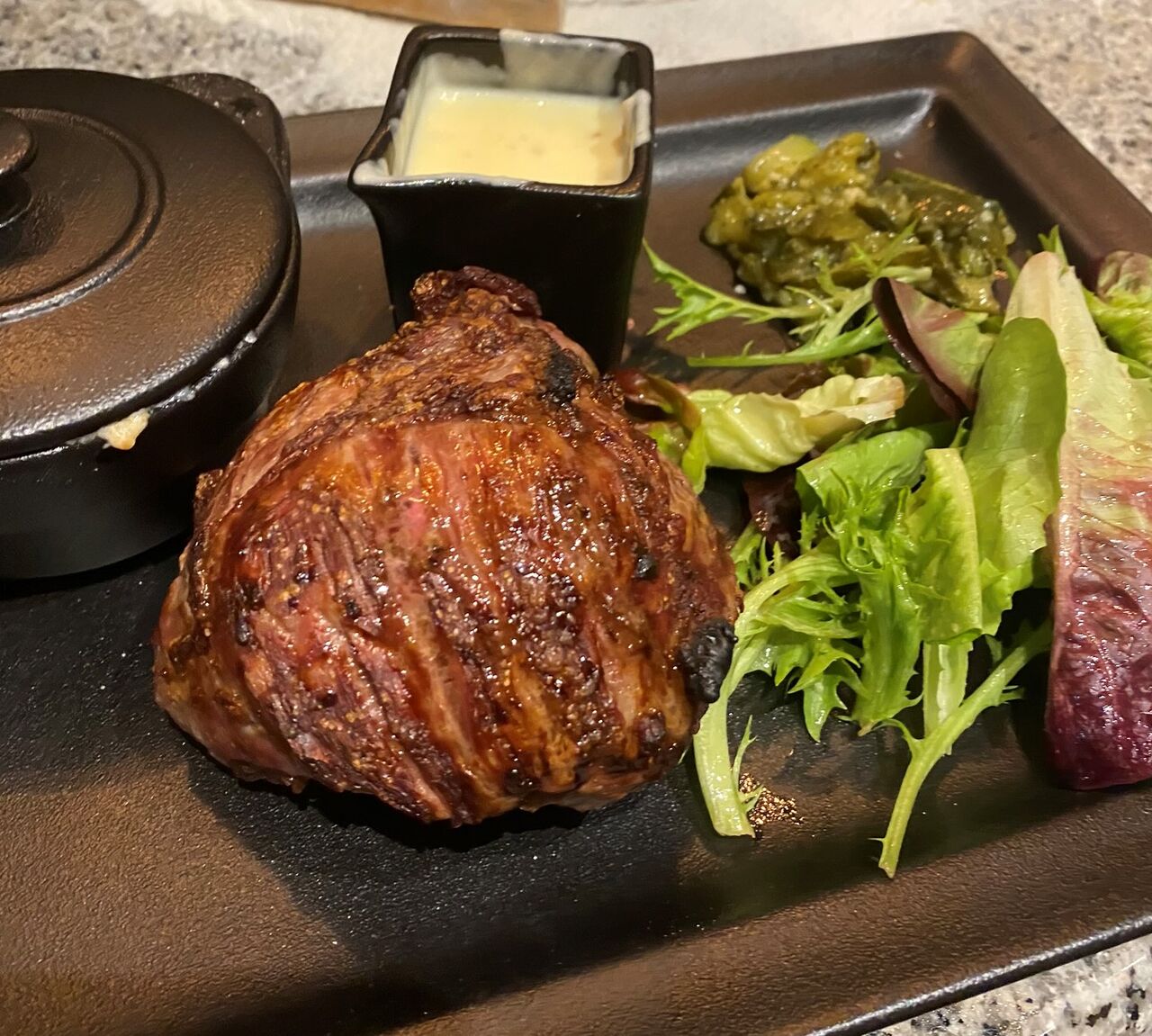 Viande et gratin de pomme de terre au feu de bois