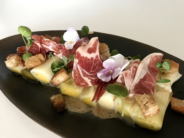 Poireaux, bellota, croutons à l'huile d'olive et à l'ail