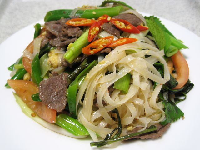 Gebratene Bandnudeln mit Rind- oder Hühnerfleisch