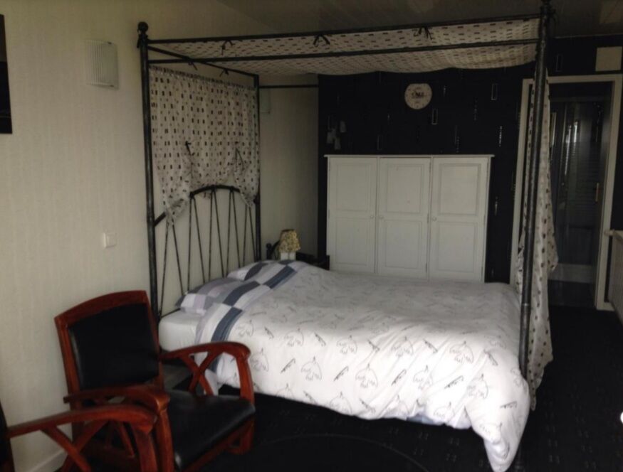 Le tarif d'une nuit pour 1 personne est de 68 €; en formule étape 95 € / pour 2 personnes 82 € la nuit