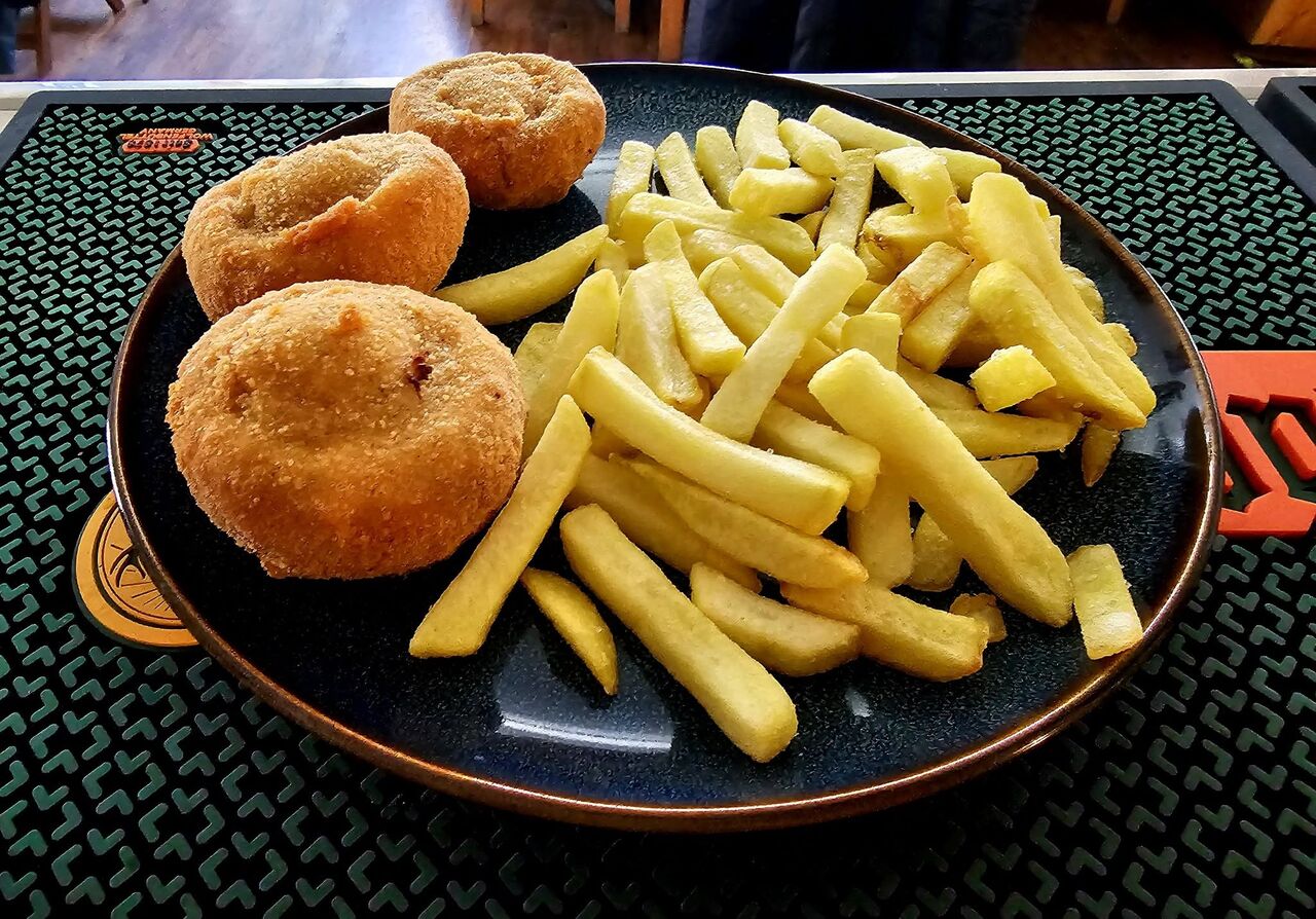 Řízkobraní - žampiony plněné nivou, hranolky