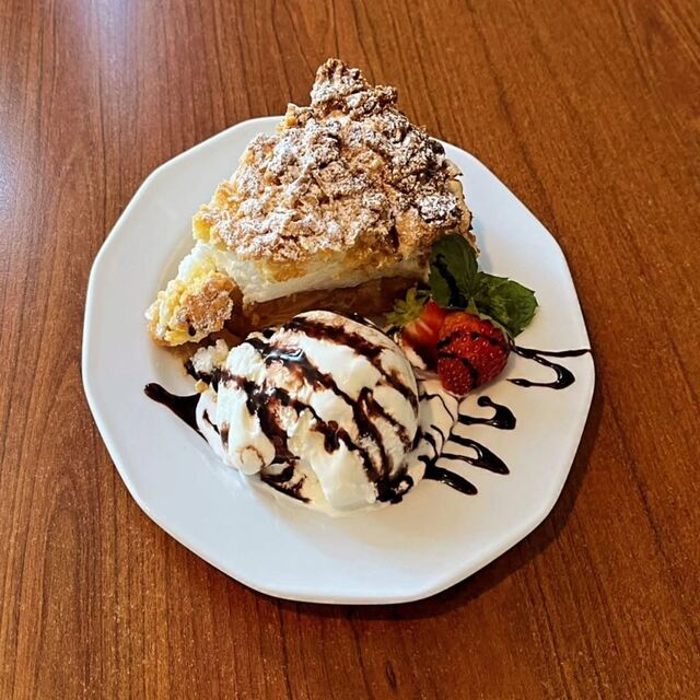 Szarlotka z lodami i bita śmietana 