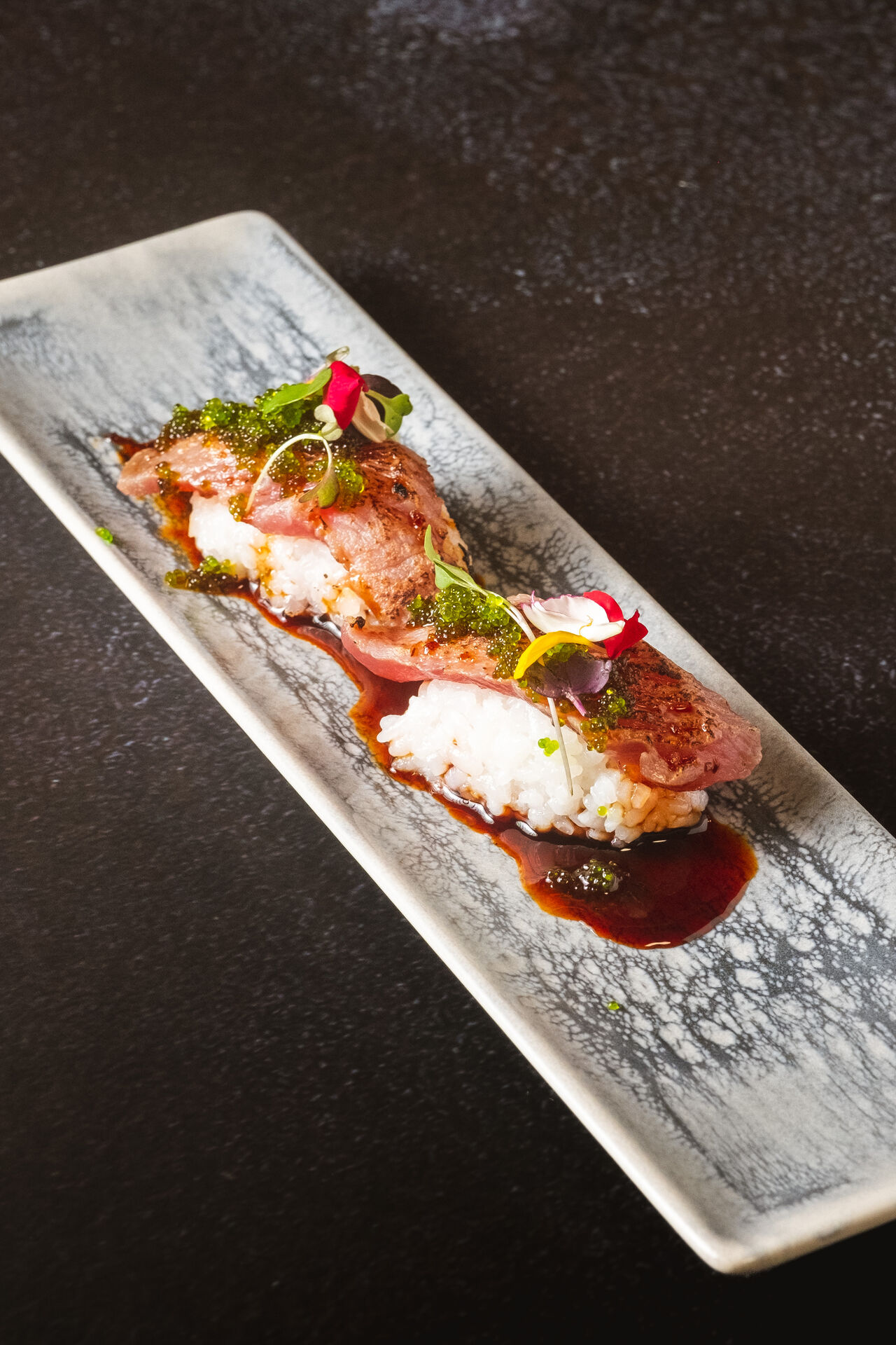Nigiri de Atun flameado con Tobiko wasabi