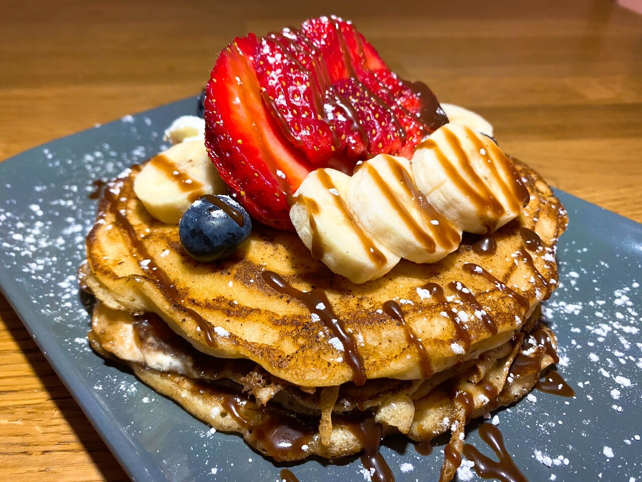 Tortitas con chocolate y frutas de temporada