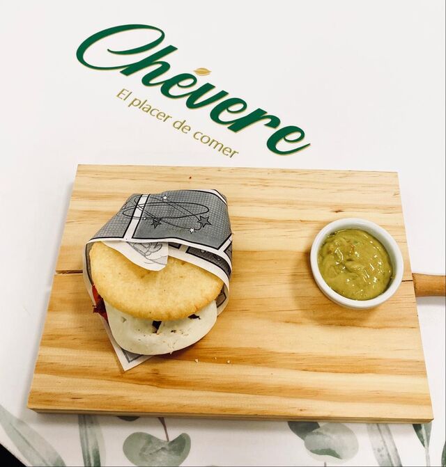 ¿A quién le apetece una rica arepa? ?? Arepa de mechada, queso y guacamole??