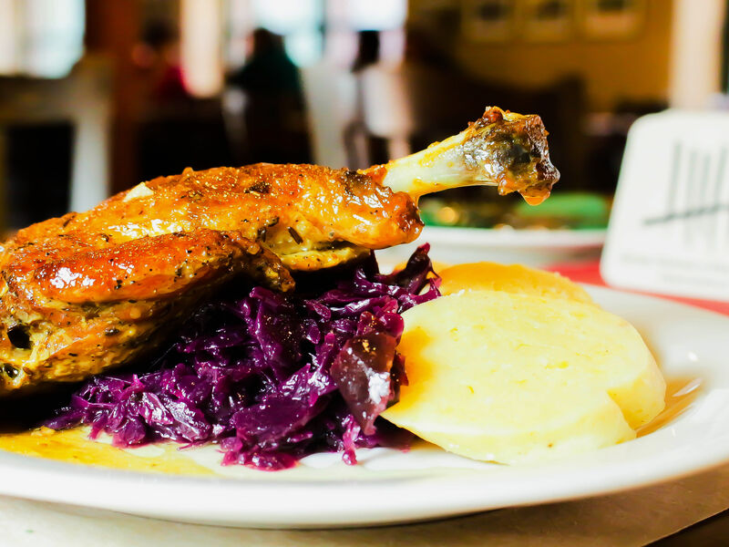 Kachní stehno na jablkách s bramborovým knedlíkem a červeným zelím