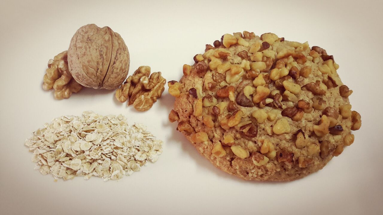 Uma deliciosa cookie de aveia, canela e pedaços de noz. Quantidades mínimas de encomenda: caixa de 6