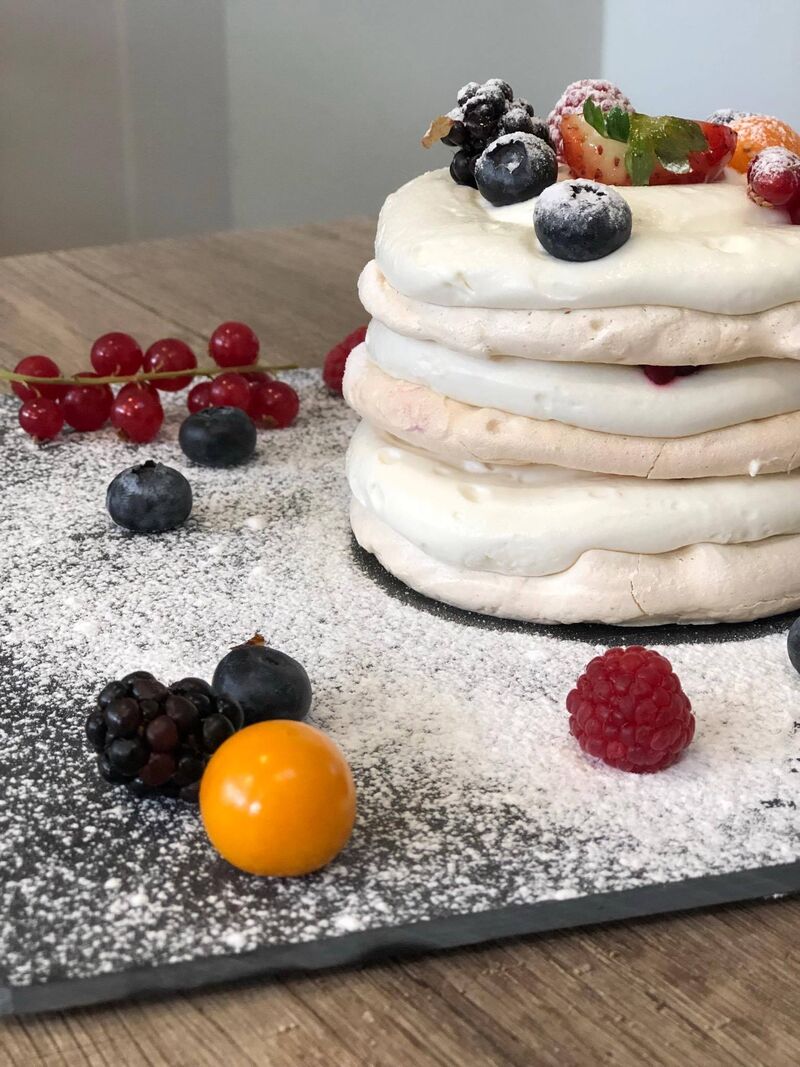 Pavlova com frutos vermelhos