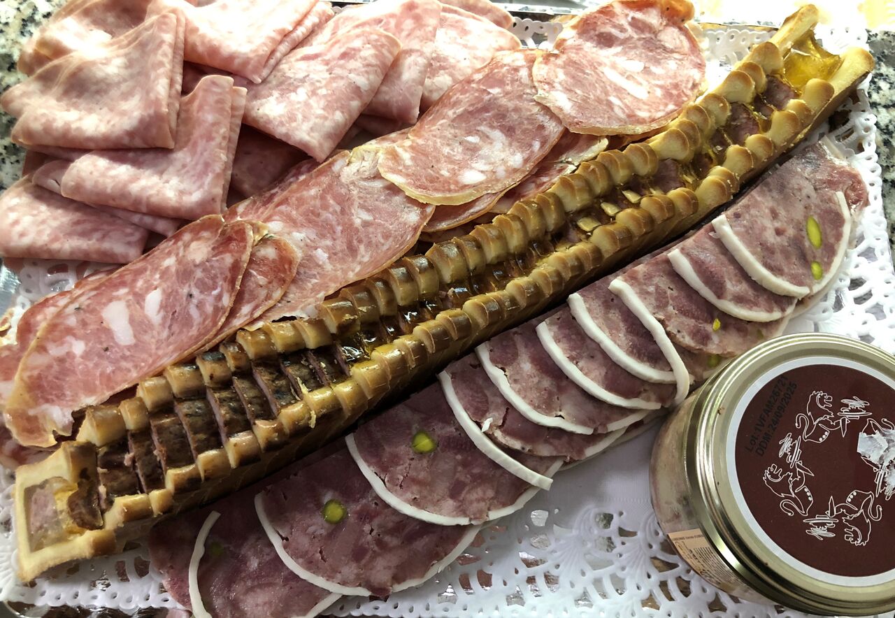 Plateaux de charcuterie selon votre budget.