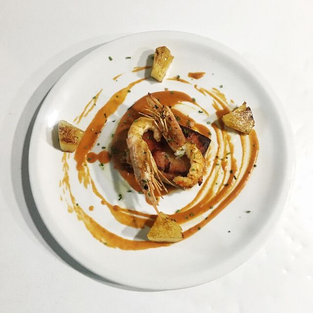 Cochinillo con salsa de gambón y piña asada