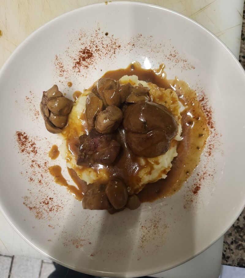 Rognons de veau sauce moutarde et purée maison