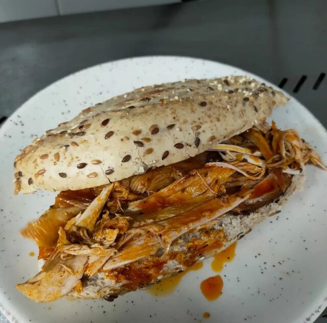 Pitufo pan multicereal con pata asada y queso manchego 