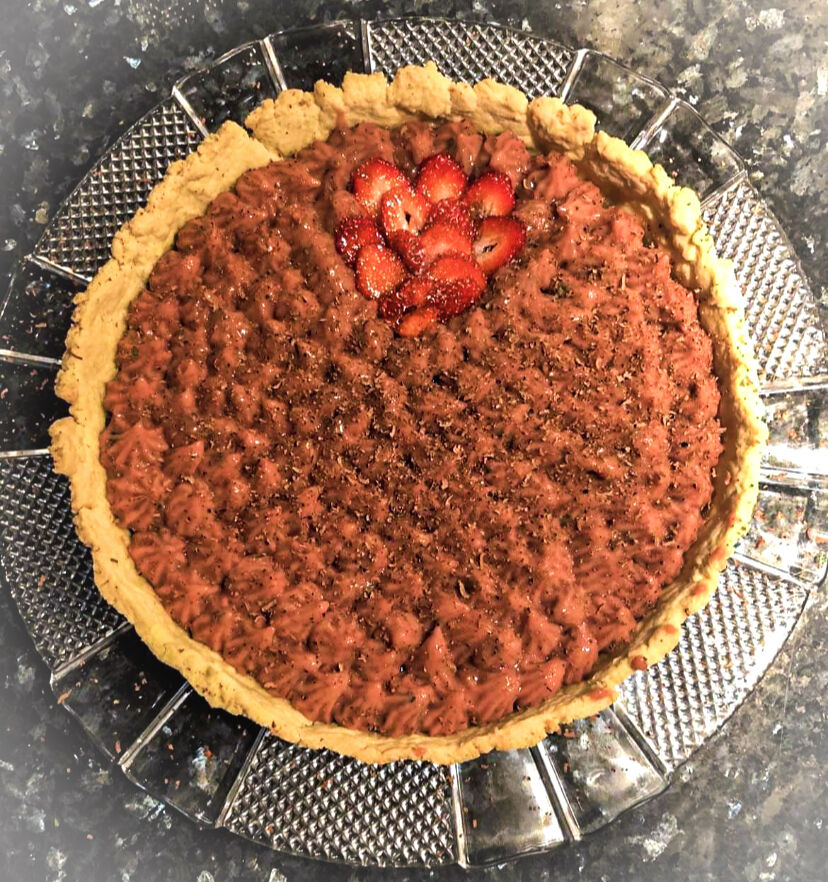 • TARTE FRAISE / RHUBARBE •
Pâte maison, gelée de rhubarbe surmontée d'une crème à la fraise.