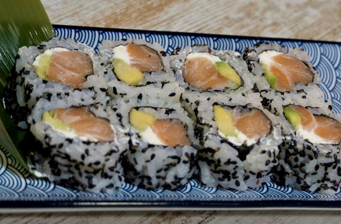 Uramaki de salmón 