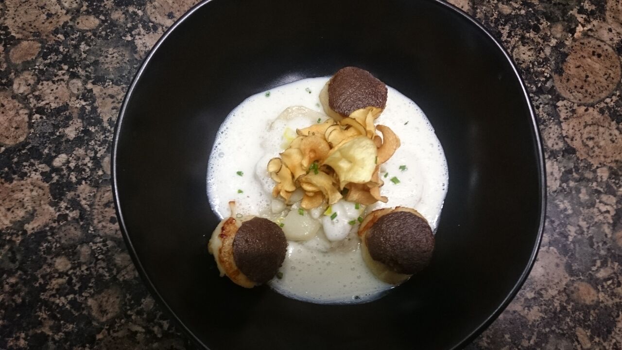 Noix de Saint Jacques en croûte d'ail noir topinambour en 3 façons.