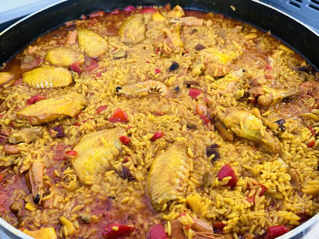 Paella Mixta de Marisco Y Pollo