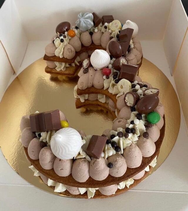 Number Cake Kinder et Ganache vanille.
35 € pour 8/10 parts