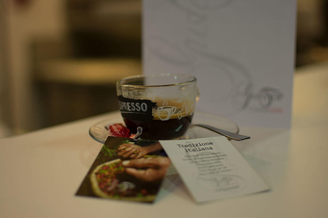 Anche un semplice caffè viene servito corredato di coccole