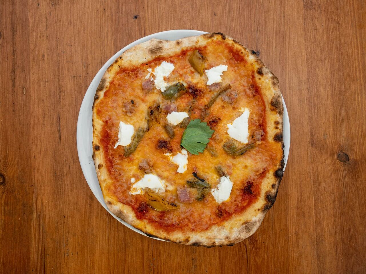 Pizza rossa con acciughe e mozzarella