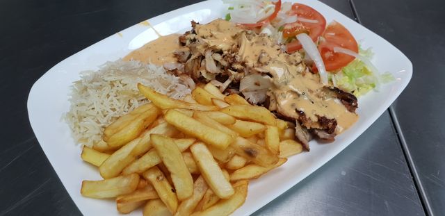 Dönerteller mit Pommes und Reis 
