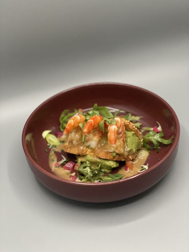 Le tacos au pain de maïs, guacamole et gambas rôties