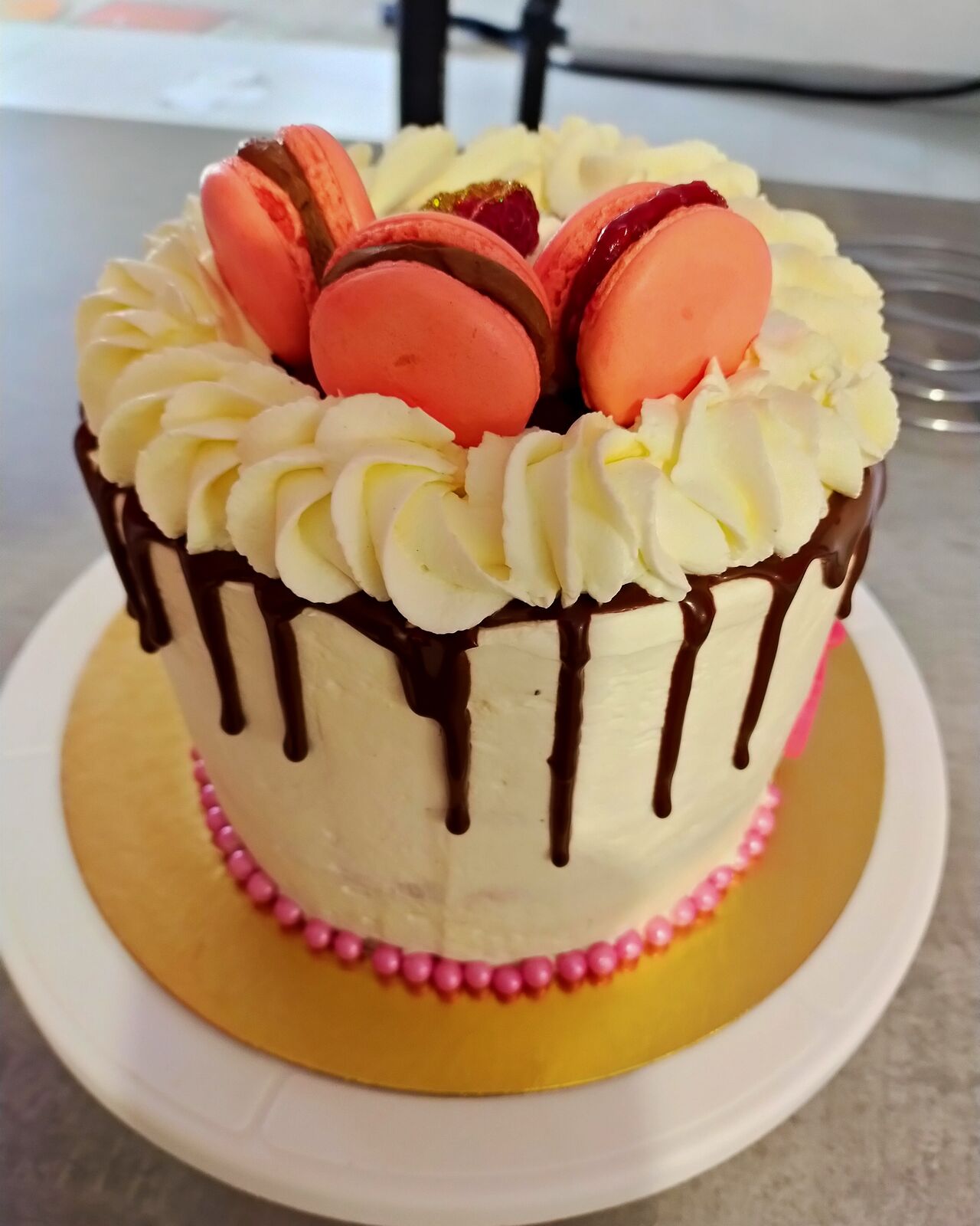 Drop cake
Génoise vanille
Curd framboises
Ganache montée chocolat noir
Couverture chantilly mascarpone